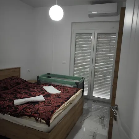 Eva * Golem (Tirana)